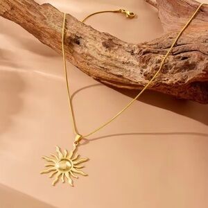 ✨ Gold Sunburst Pendant Necklace – Radiant Statement Piece ✨